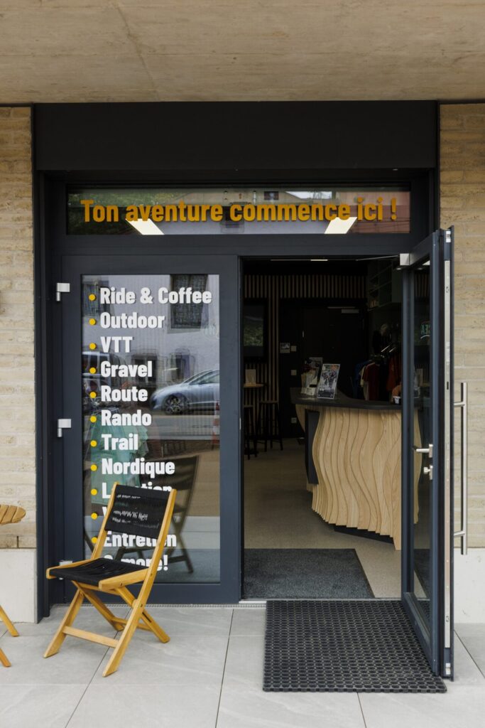 Entrée du magasin Tracea : Ride & Coffee, outdoor, VTT, gravel, route, rando, trail, nordique